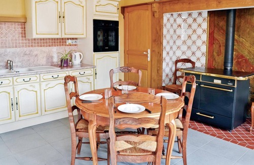 Bourthes House | Nice home in Senlecques with kitchen