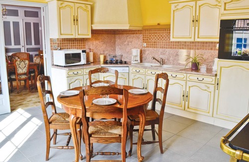 Bourthes House | Nice home in Senlecques with kitchen