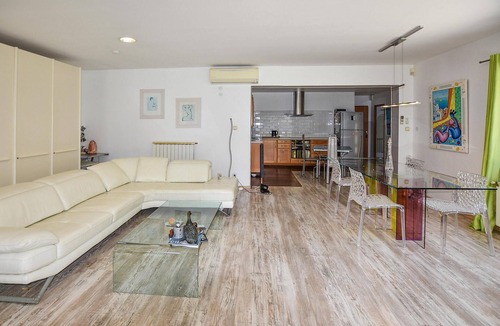 Sorgues House | Nice home in Sorgues with kitchen