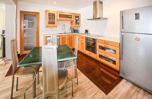 Sorgues House | Nice home in Sorgues with kitchen