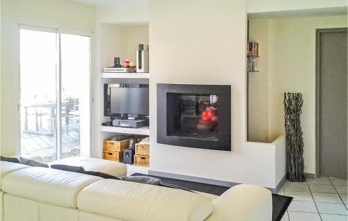 La Roche-Chalais House | Nice Home In St-Michel-L'eclusele-