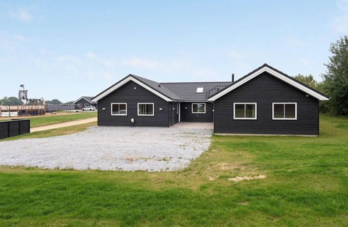 Mommark Strand House | Nice home in Sydals with kitchen