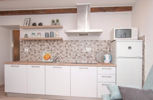 Unesic House | Nice home in Unesic with WiFi