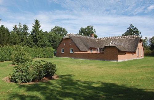 Bøtø By House | Nice home in Væggerløse with sauna