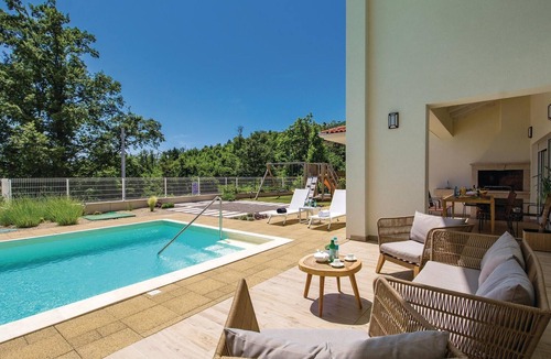 Veprinac House | Nice home in Veprinac with sauna
