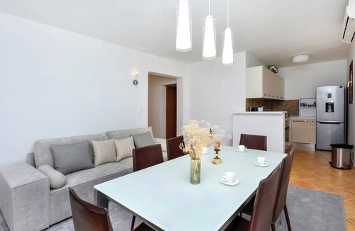 Zrnovnica House | Nice home in Zrnovnica