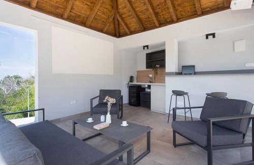 Zrnovnica House | Nice home in Zrnovnica