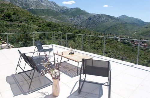 Zrnovnica House | Nice home in Zrnovnica