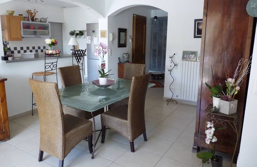 Manosque House | Nice house in a quiet pool with greenery