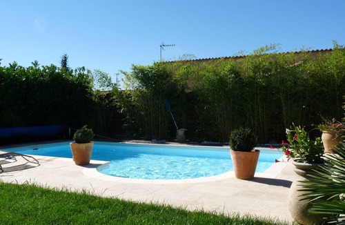 Manosque House | Nice house in a quiet pool with greenery