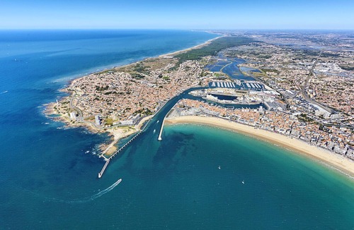 Chateau-d'Olonne Apartment | Nice large 2 bedroom apartment with all comfort, quiet, top floor.