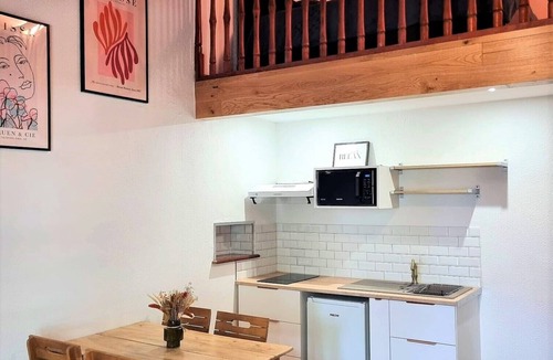 Charbonnieres-les-Bains Apartment | Nice little house with garden