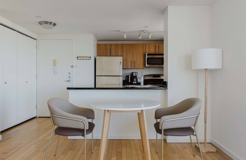 Hunters Point Apartment | Nice Long Island City 1BR w/A/C, Elev & Laundry, by Blueground