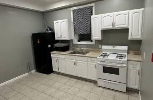 Elizabeth Apartment | Nice Modern 3BR 1BA - W Backyard