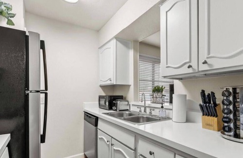 Westfield Apartment | Nice ‘n’ Quiet Downtown Apt, Pool + Free Parking