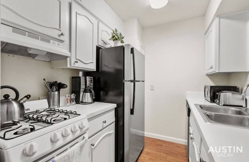 Westfield Apartment | Nice ‘n’ Quiet Downtown Apt, Pool + Free Parking