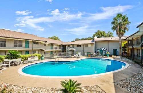 Westfield Apartment | Nice ‘n’ Quiet Downtown Apt, Pool + Free Parking