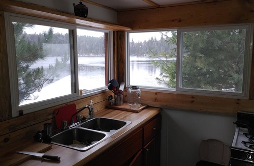 Benny House | Nice Private 2 Bedroom w Lakeside Sauna Gazebo