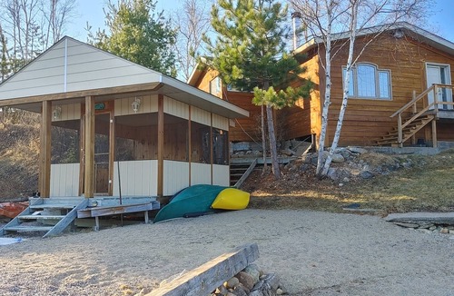 Benny House | Nice Private 2 Bedroom w Lakeside Sauna Gazebo