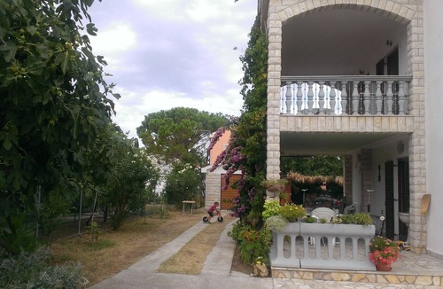 Nin House | Nice, quiet, and inexpensive family apartment with proximity to sandy beach