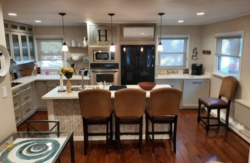 Olathe House | Nice quiet and safe place to stay you will enjoy, nice enclosed porch