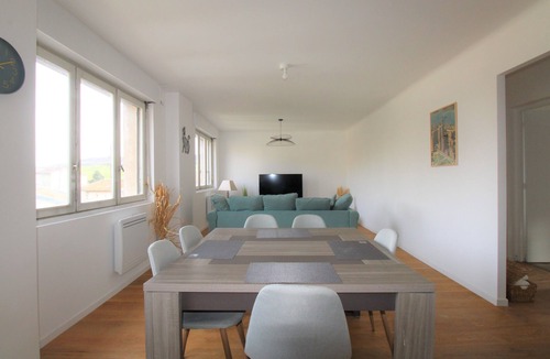 Lay-Saint-Christophe Apartment | Nice, quiet apartment