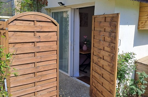 Ouistreham House | Nice quiet studio in a private garden