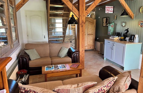 Chalais Bed & Breakfast | Nice room (1/4) in the old farm: