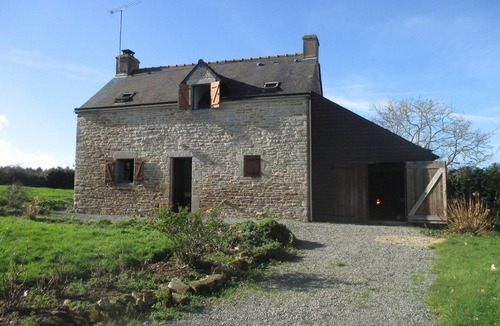 Limerzel House | nice stone renovation in a quiet area