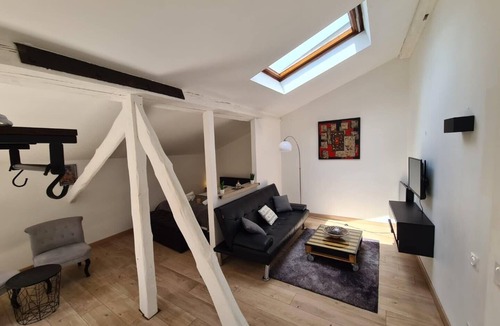 Marengo - Jolimont Apartment | Nice studio under the roof ideal for 2 in Toulouse