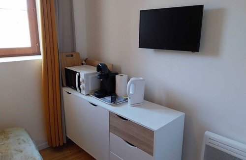 Saint-Thibery Bed & Breakfast | Nice sunny room