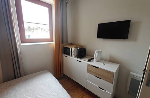 Saint-Thibery Bed & Breakfast | Nice sunny room