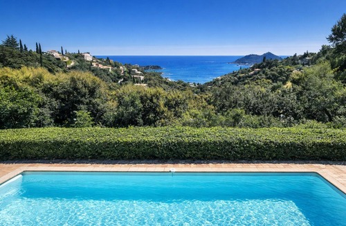 Saint-Raphael Villa | nice villa with with pool and seaview