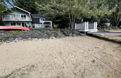 Thompson's Point House | Nicely appointed four bedroom shorefront home