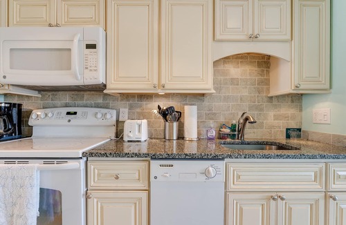 Avalon Condo | Nicely appointed one bedroom air conditioned Merrimac Condominium offering beachblock location