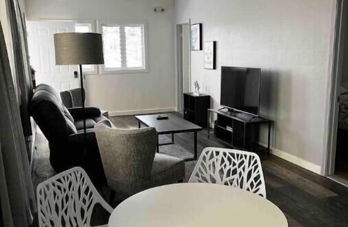 Hilo Apartment | Nick's-"Spring Special" 130- large 3 bedroom