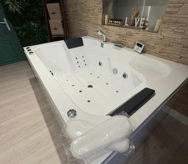 Saint-Nicolas-de-la-Grave House | Nid d amour IndoneZen Balneo & table de massage