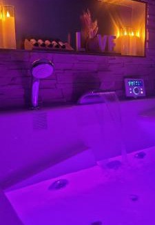 Saint-Nicolas-de-la-Grave House | Nid d amour IndoneZen Balneo & table de massage