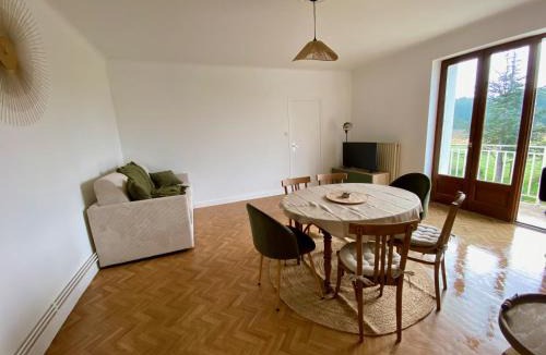 Saint-Just-Saint-Rambert House | Nid douillet au bord de l'eau