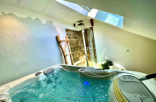 Bagneres-de-Bigorre Apartment | Nid douillet sous les toits avec jacuzzi