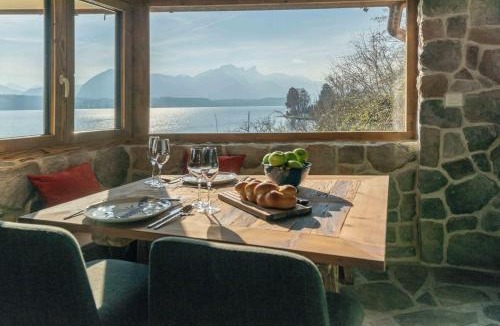 Gunten Apartment | Nido sull`Aqua Chalet with Whirlpool