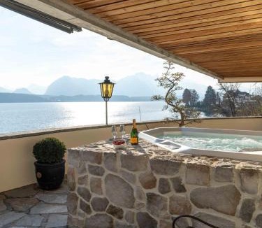 Gunten Apartment | Nido sull`Aqua Chalet with Whirlpool
