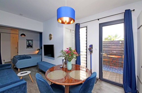 Gaillac Apartment | Night blue studio with balneotherapy