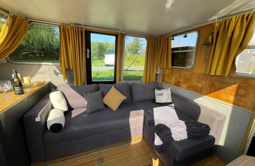 Vendresse House | Night on the water - Maison Longue