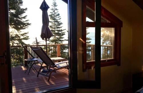 Carnelian Bay Ski Chalet | Nightingale Apt · Breathtaking Lake View Remodeled Old Tahoe Cabin