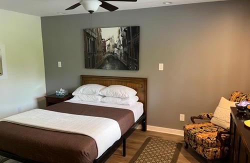 Camillus Hotel | Nightshade Inn & Gardens