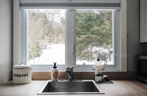 St-Adolphe-d'Howard Ski Chalet | Niksen Cabins for 2 people on the lake