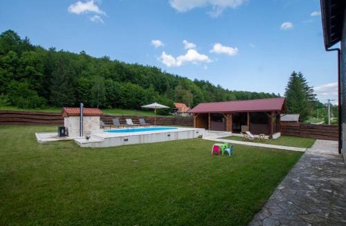 Gospic House | Nina Holiday Home with a heated pool