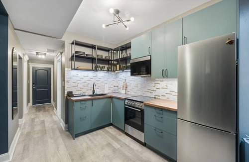Wrigleyville House | Nine-Bedrooms in Wrigleyville