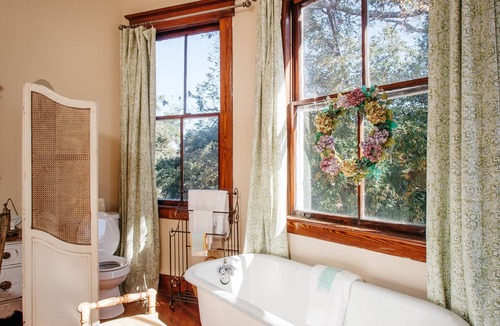 Lyons Bed & Breakfast | Nine Columns